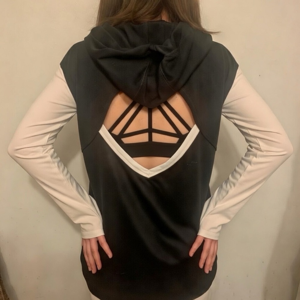 NWOT 2 Liv Long Sleeve Hooded Top with Cutout Sz Large